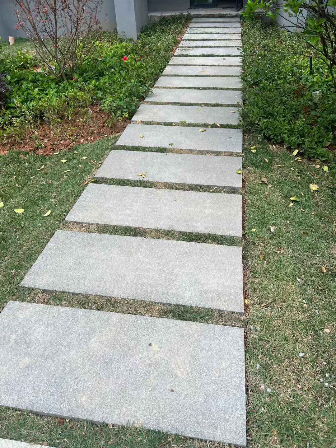 广西 芝麻黑小区踏步、汀步石铺装效果