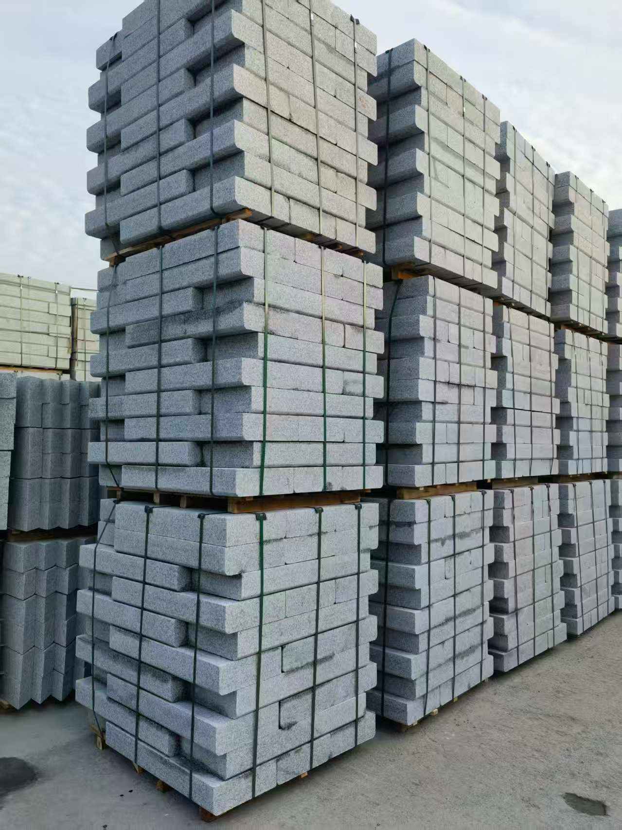 广西 路沿石（路侧石），颜色一致，尺寸标准