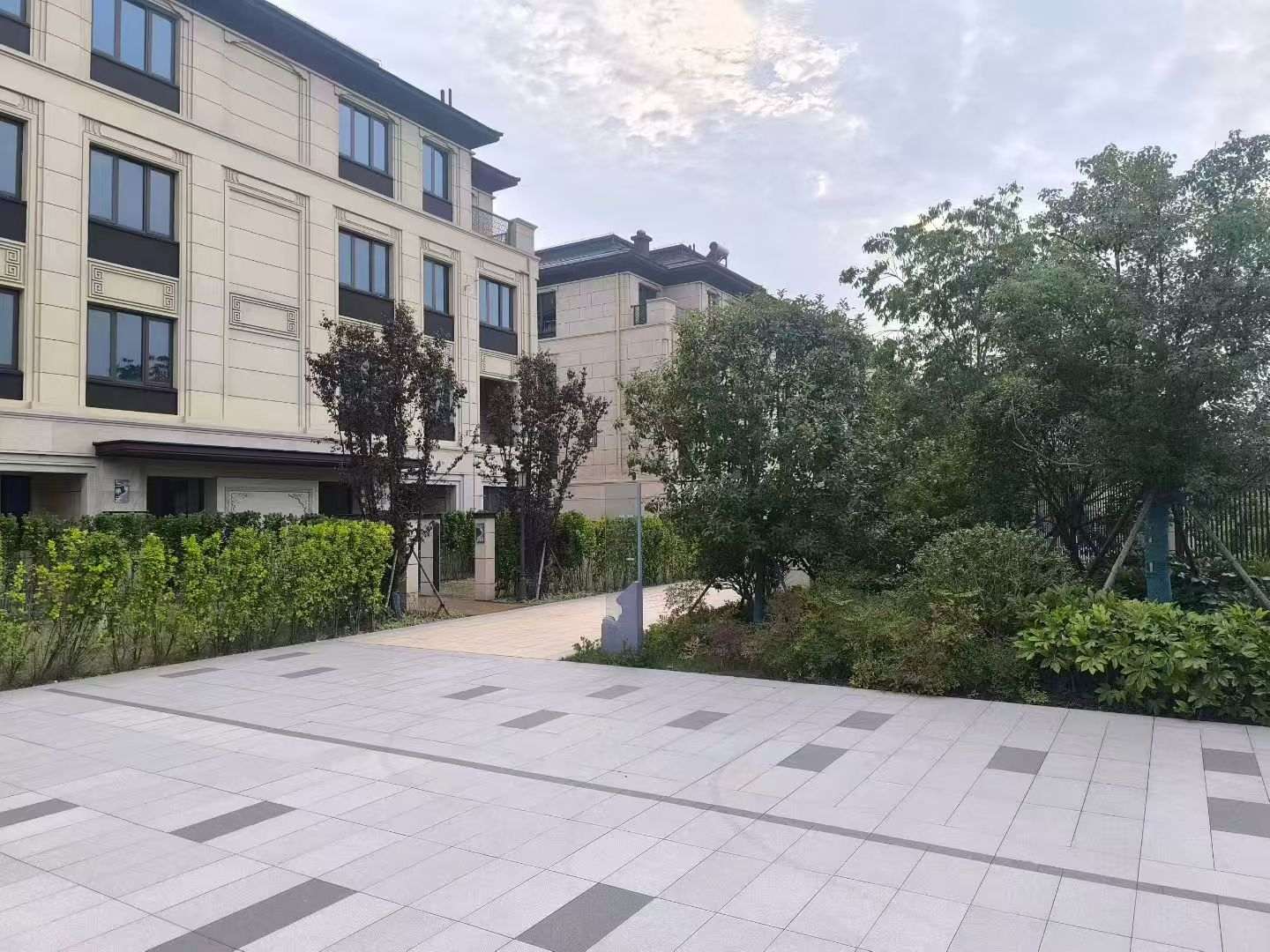 广西 芝麻白与芝麻白搭配铺装，尺寸1200*600