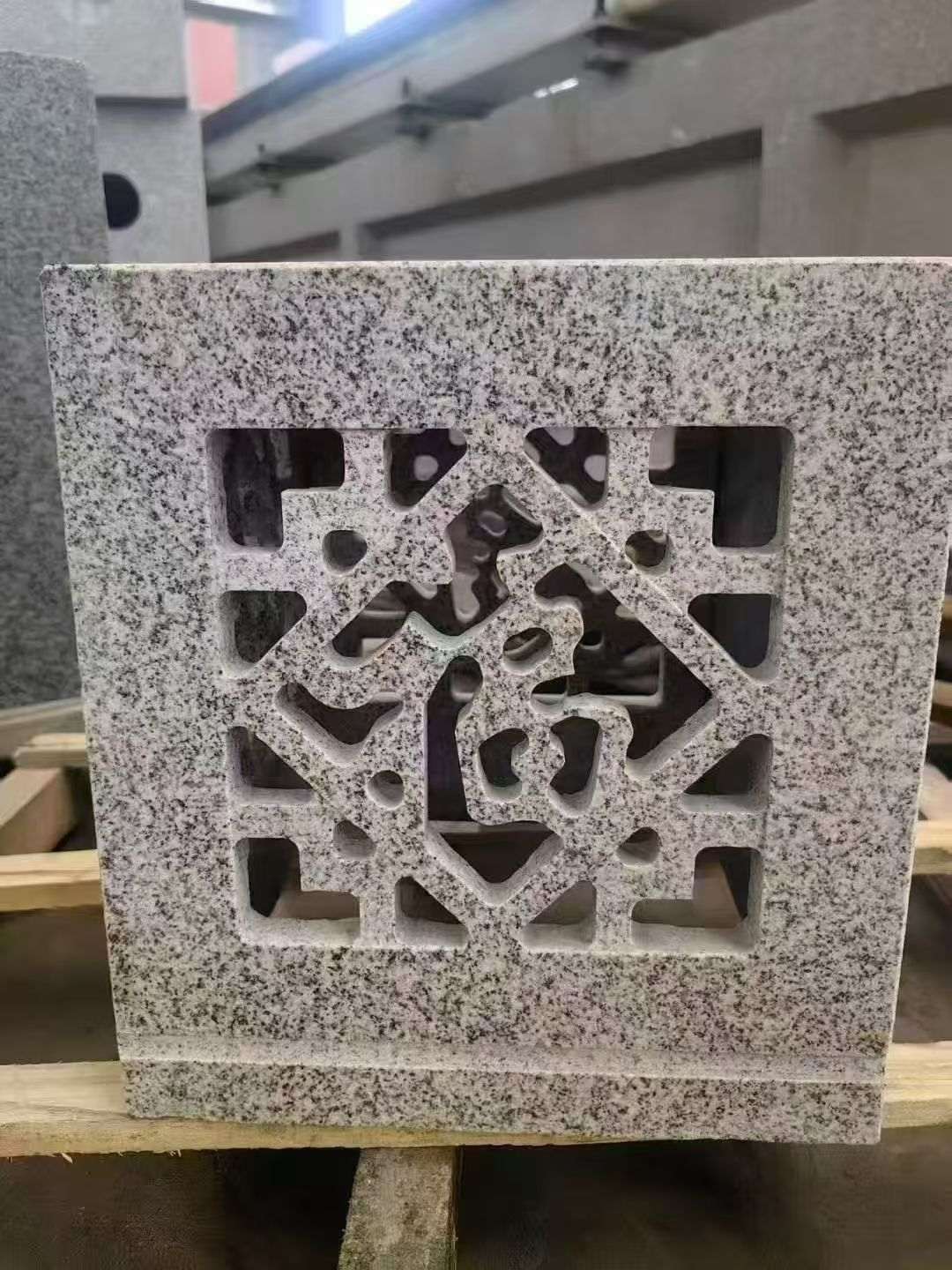 广西 芝麻白花岗岩镂空雕花灯笼